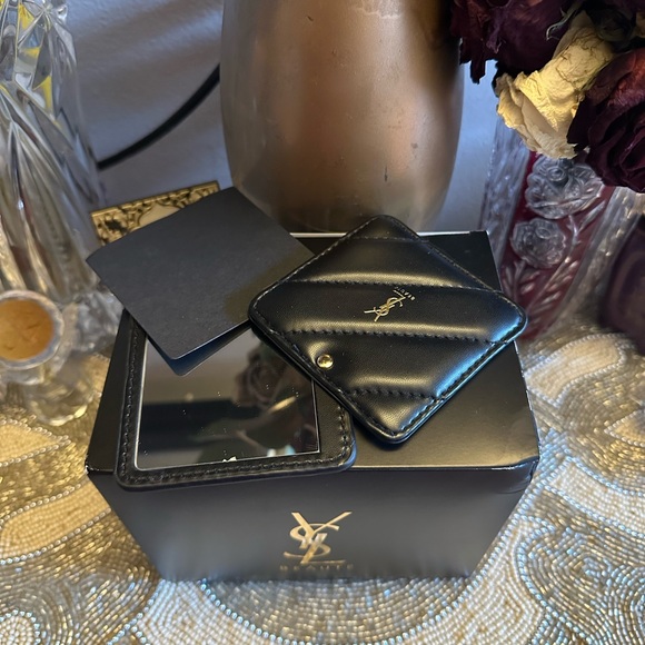 Yves Saint Laurent - Picture 10 of 10